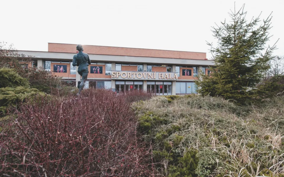 Okolí sportovní haly projde revitalizací, vznikne i místo pro grilování