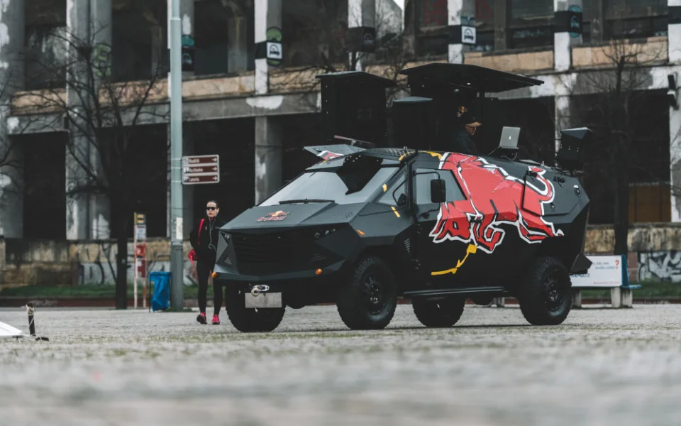 Krumlovem a Budějcemi projede RedBull Saurus, Dj Melvin Coxx a Saxofrancis budou svou hudbou probouzet města