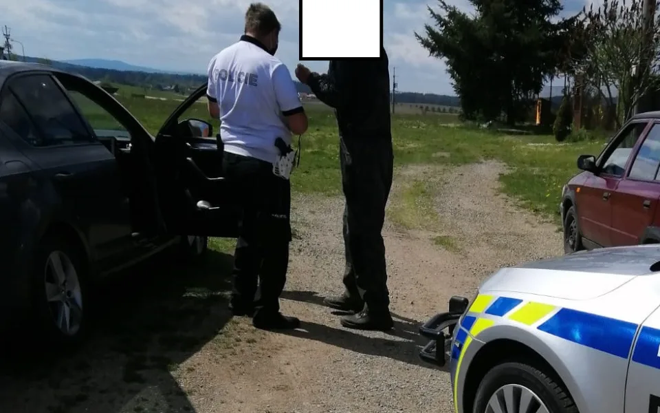 Policisté opilému muži zabavili auto, půjčil si jiné a opět pil