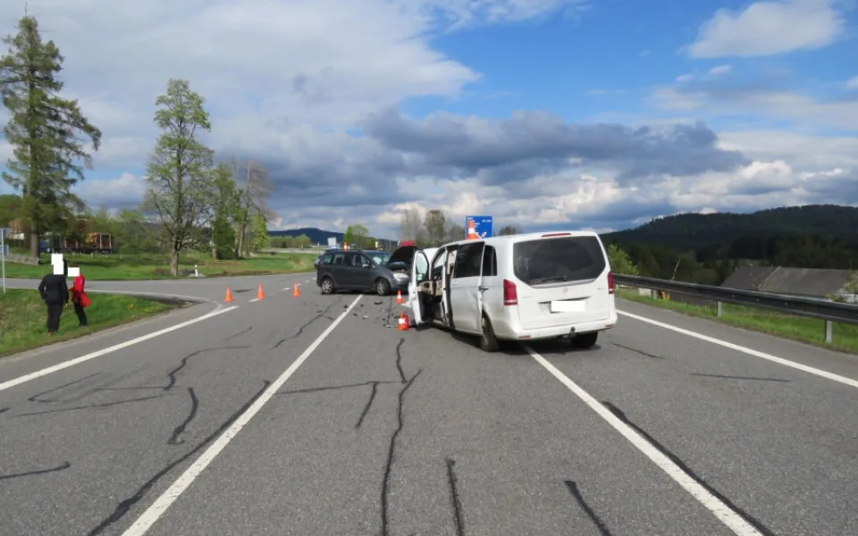 Způsobil nehodu dvou aut a z místa odjel, policie pátrá neznámém řidiči