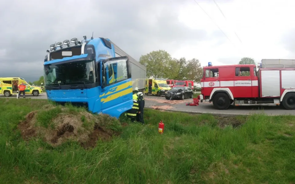 Při vážné nehodě u Velešína se zranili čtyři lidé, silnice byla několik hodin zavřená