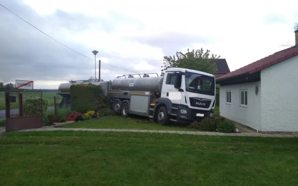 Cisterna s mlékem skončila na zahradě rodinného domu, na místě zasahovali hasiči