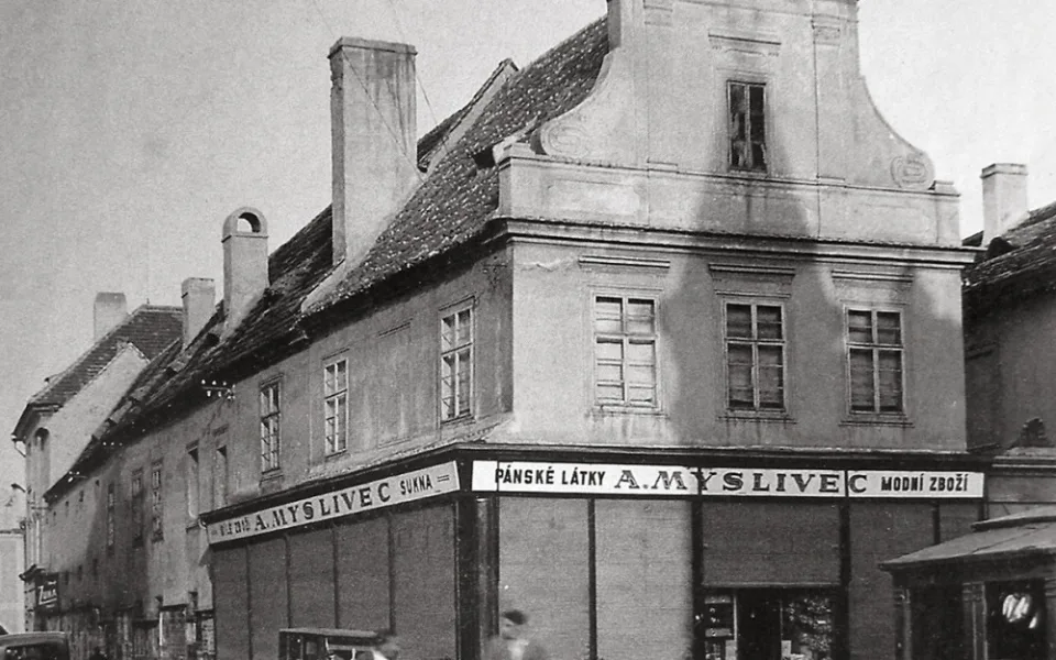 DRBNA HISTORIČKA: Na Ovocném trhu stála dřív kašna. Dnes je prostor prázdný