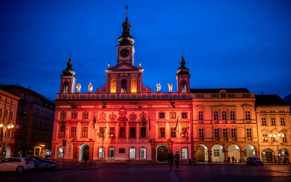 Budějcká radnice se rozsvítí červeně. Akce má připomenout oběti AIDS