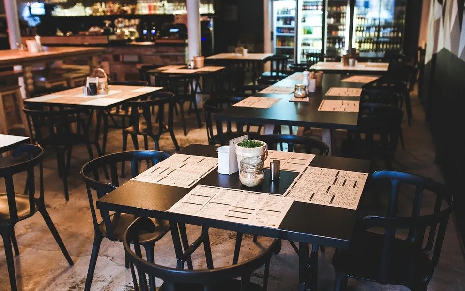Restaurace a kluby budou mít omezenou otevírací dobu, na koupališti budou nutné roušky