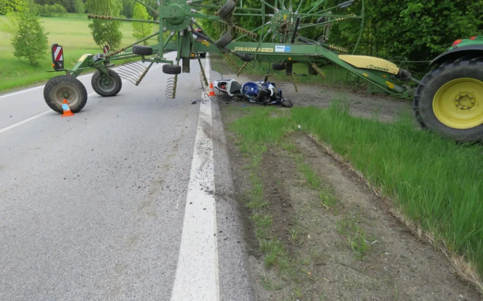 Při vážné dopravní nehodě se těžce zranil motorkář, na místo letěl vrtulník