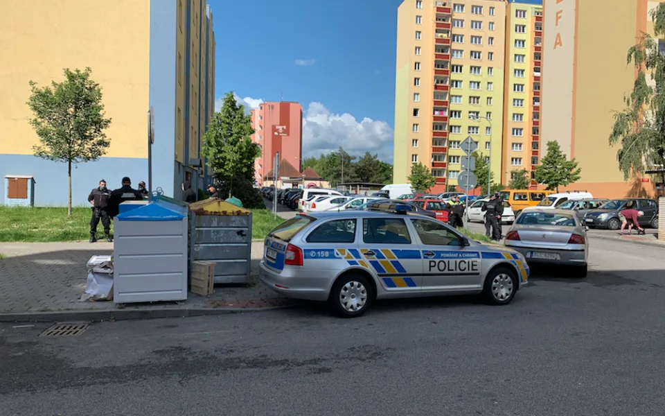 VIDEO: Při konfliktu na Máji se těžce zranili tři muži, další dva jsou v policejní cele