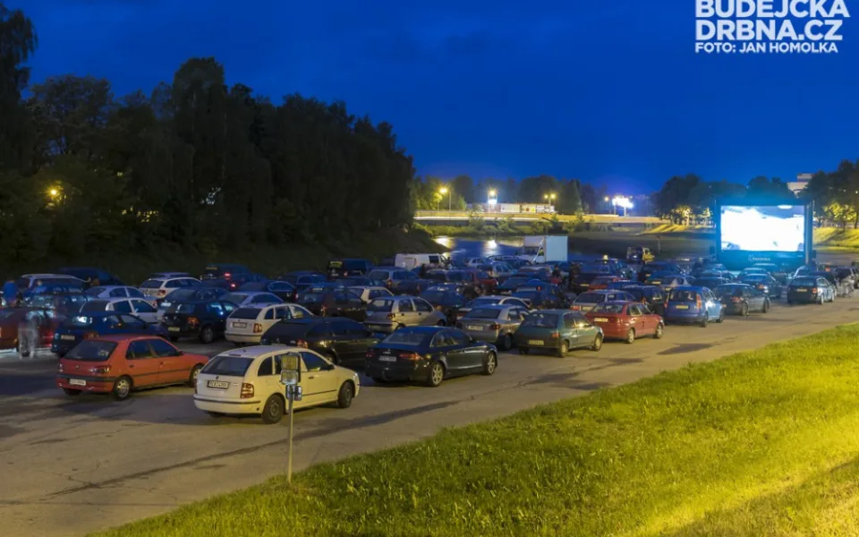 Po soutěžích a online rozhovorech nabídne Majáles autokino a další kapely v Žižkárně