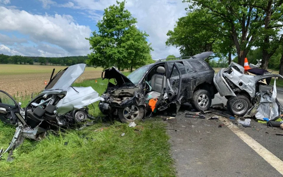 Při tragické dopravní nehodě na Českobudějovicku zemřel člověk, silnice je zavřená
