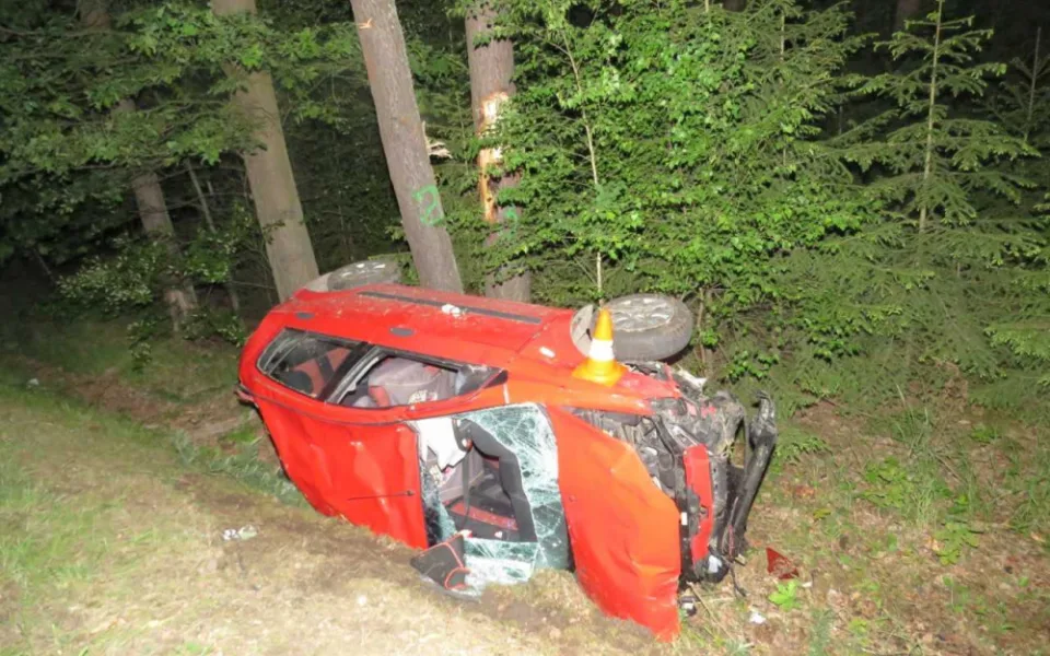 Mladá řidička nabourala u Majdaleny do dvou stromů. Před jízdou vypila půl litru vína