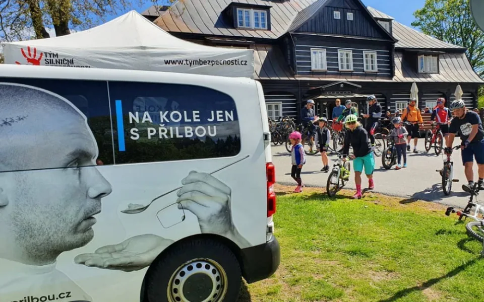 Projektu Na kole jen s přilbou je deset let. S cyklisty bude slavit napříč celou republikou