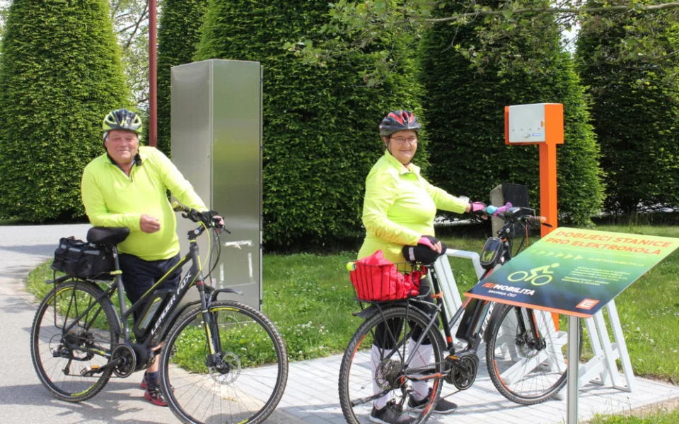 U Temelína mohou nově cyklisté zdarma dobíjet svá elektrokola.