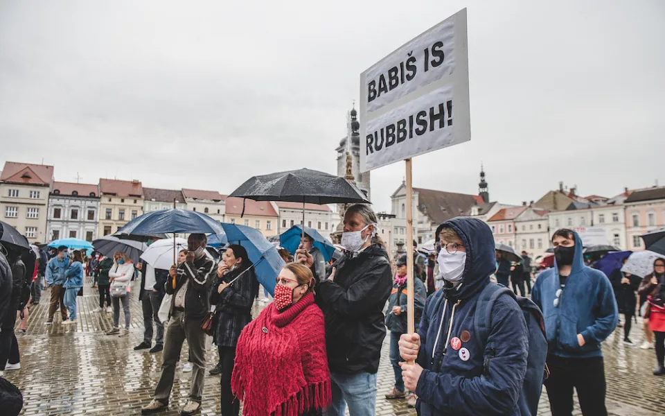 Na náměstí se sešly desítky lidí. Protest proti Babišovi a vládě nepřekazil ani déšť