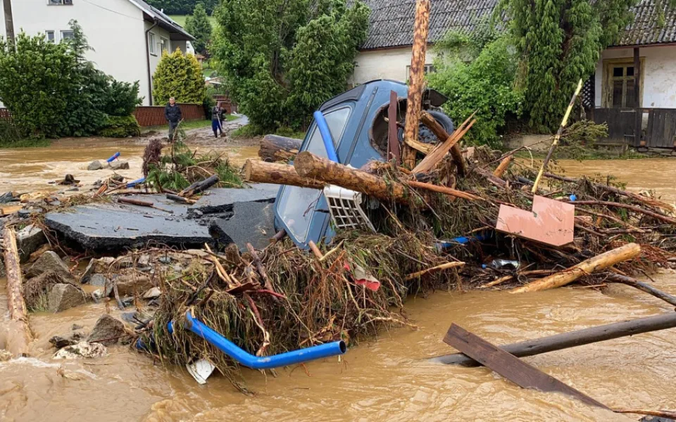 Bouřky a déšť zatím způsobily škody za 30 milionů korun, lidé hlásí rozbitá auta i zničené střechy