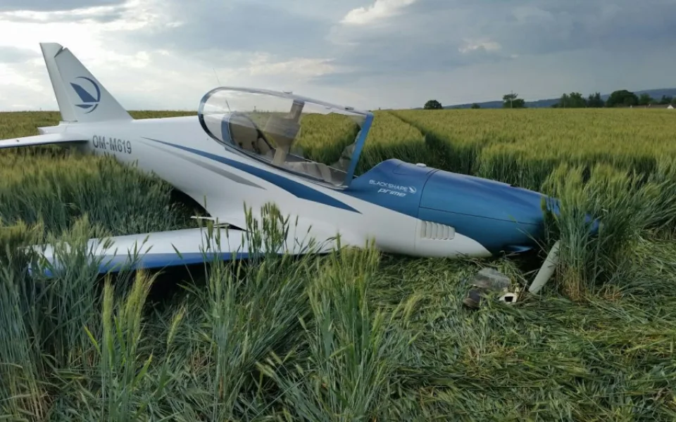 Na Jindřichohradecku spadl motorový větroň, pilot je lehce zraněn
