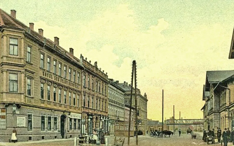 Nádražní od Průmyslové, vpravo staré nádraží, třetí dům zleva je hotel U Císaře rakouského.