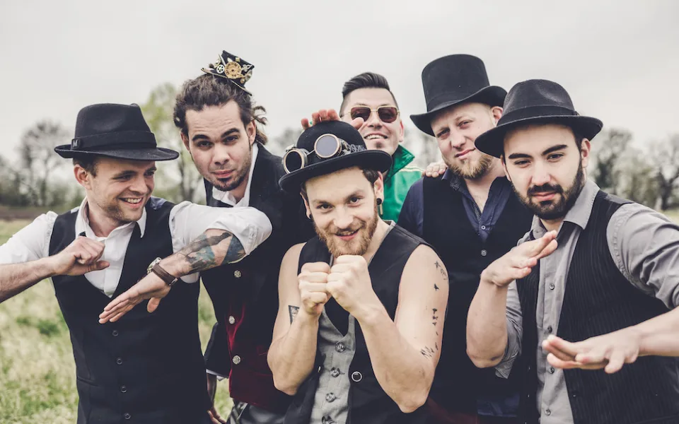 Koncerty na letní scéně v zahradě borovanského kláštera odstartují 2. července Circus Brothers a jejich disco-balkan mejdan