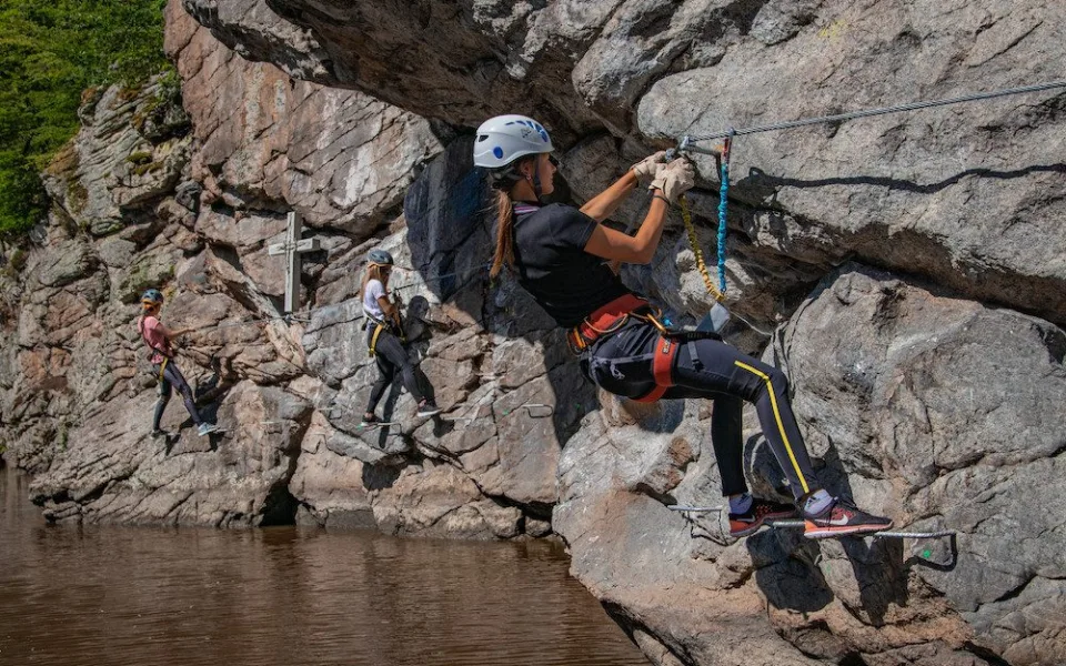 U Hluboké nad Vltavou vznikla nová ferrata, vhodná je pro i pro rodiny s dětmi