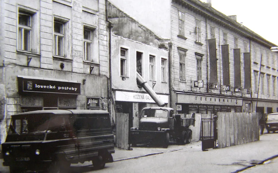 Hroznová ulice v březnu 1984, odstraňuje se Krbcův dům č. 13.