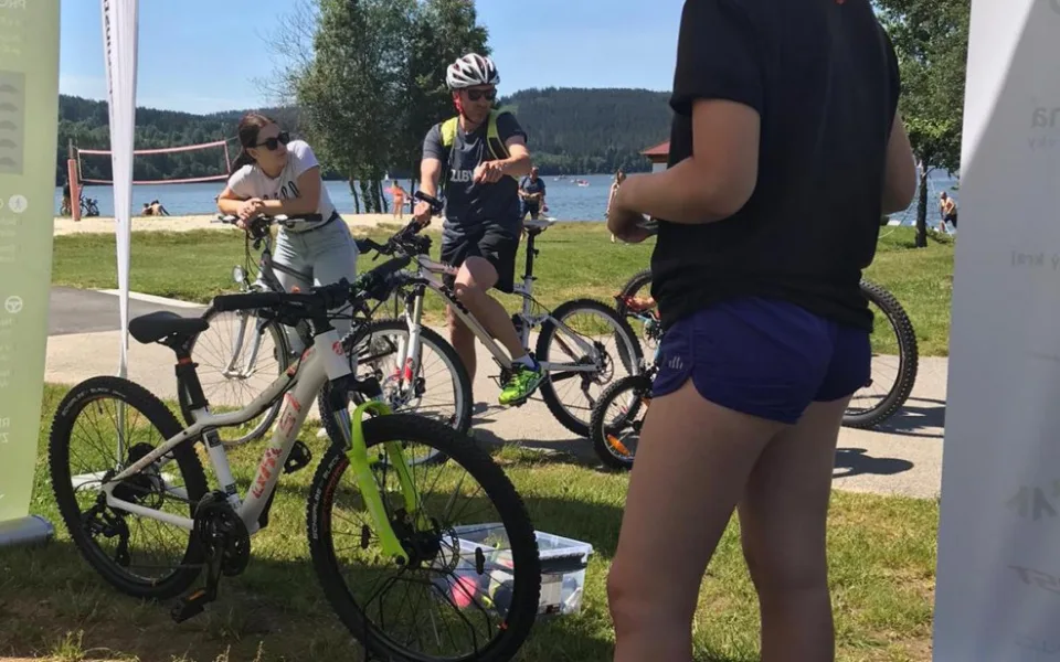 Bezpečná a zdravá cykloturistika s projektem Na kole jen s přilbou v Active Parku Lipno