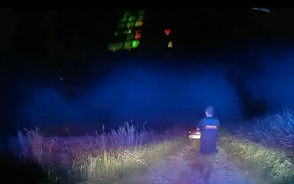 VIDEO: Opilý muž ujížděl policistům, zastavili ho až varovné výstřely