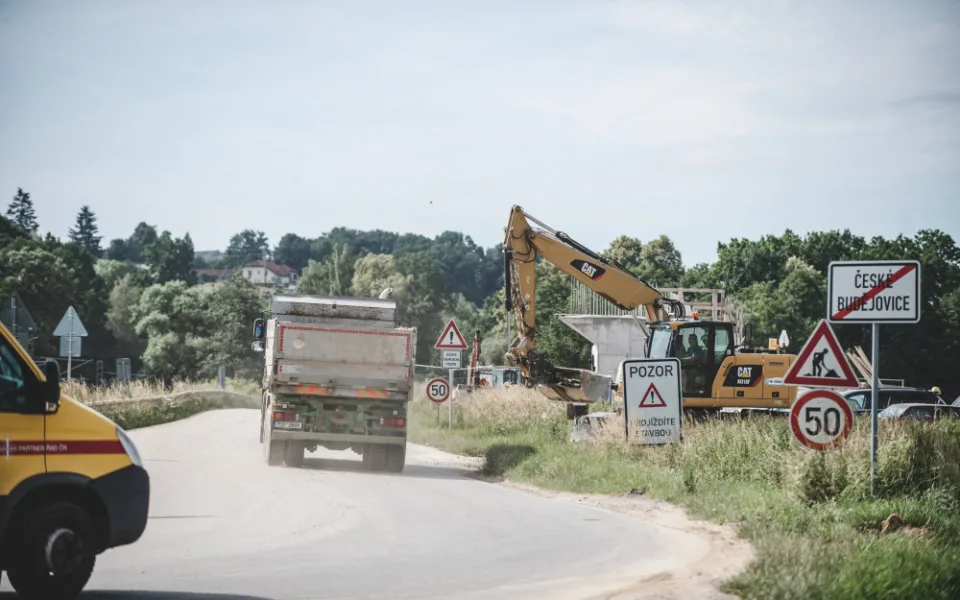 Prach, hluk a rozbitá silnice. Lidé si stěžují na výstavbu dálnice D3 u Vidova