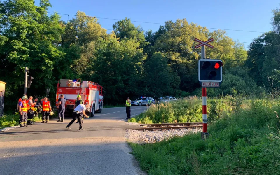 U Hluboké se srazil osobák s vlakem, jeden člověk zemřel