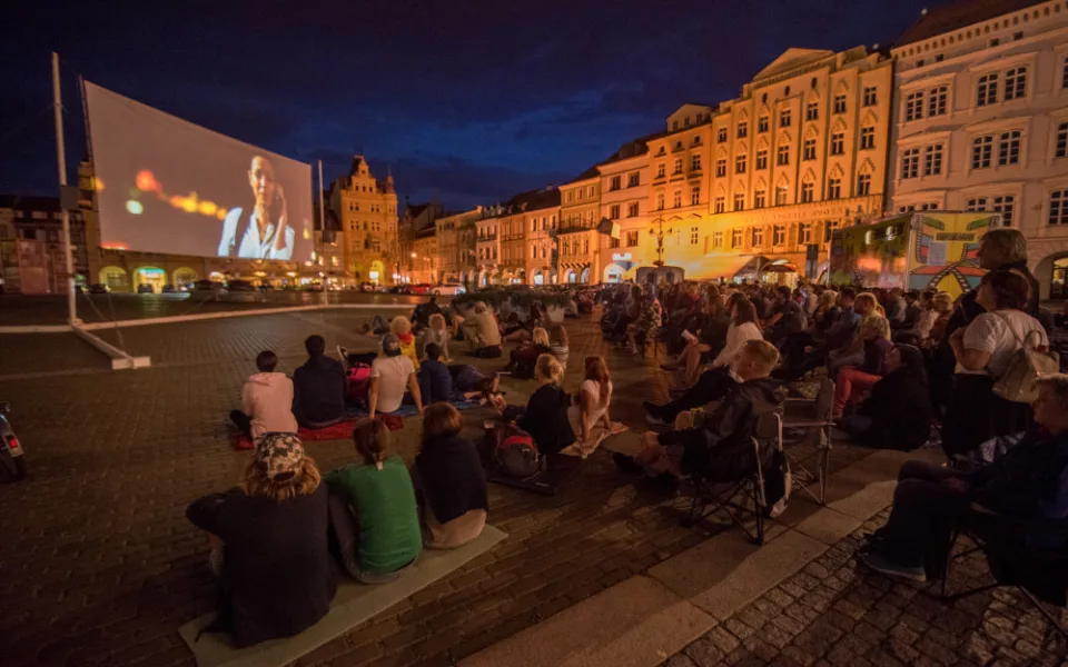 Na náměstí začíná Filmové léto. U kašny zaparkuje Kinematograf bratří Čadíků