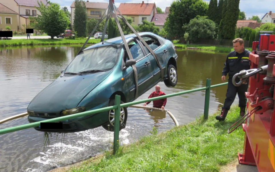 Byl jsem jen ve správný čas na správném místě, říká muž, který zachránil seniora z potápějícího se auta