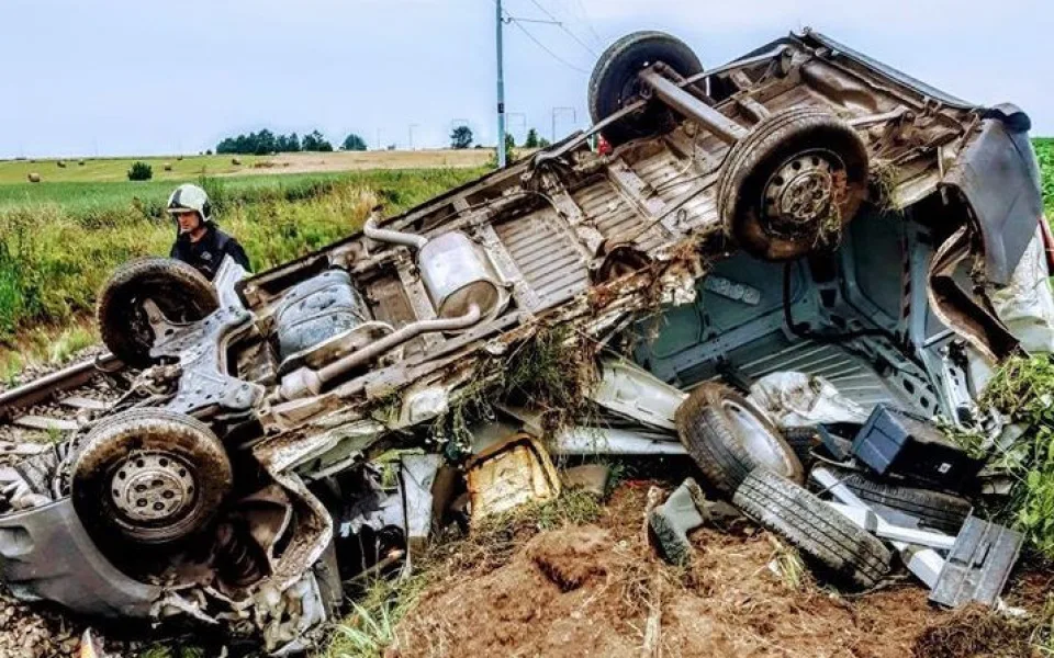Na Táborsku se na přejezdu srazil vlak s autem
