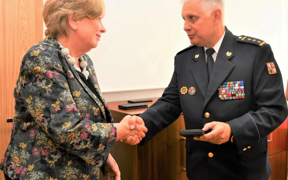 Ředitel hasičů ocenil hejtmanku medailí za řízení krizového štábu v době koronavirové pandemie