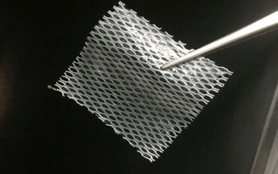Čeští vědci vyvinuli unikátní náplast, která pacientům pomůže zahojit chronické rány