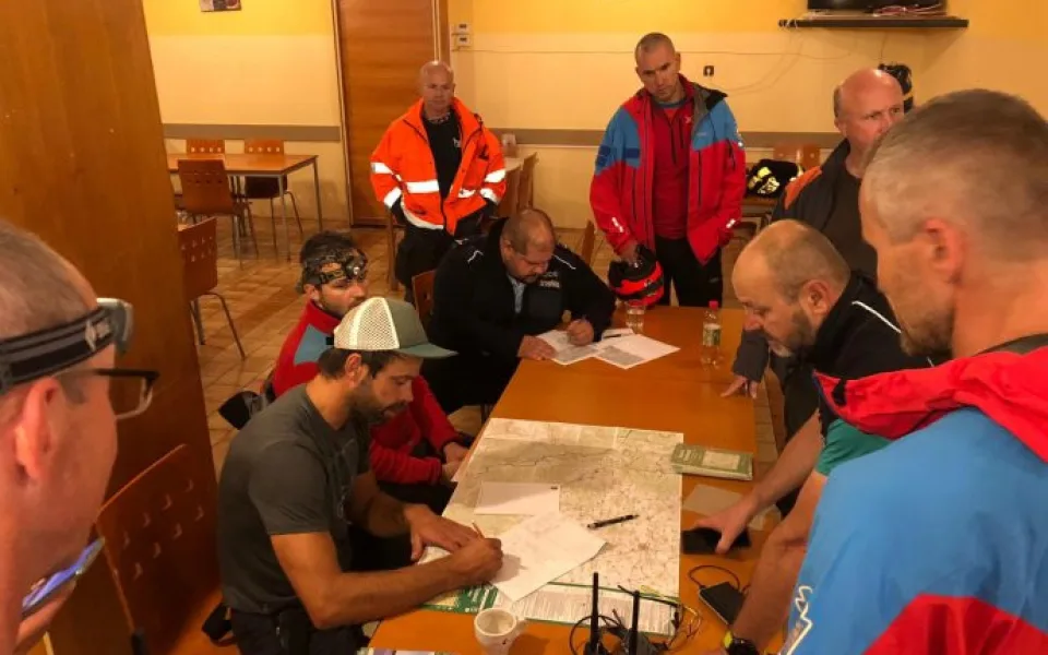 Senior odešel z pečovatelského domu, pátrali po něm záchranáři horské služby