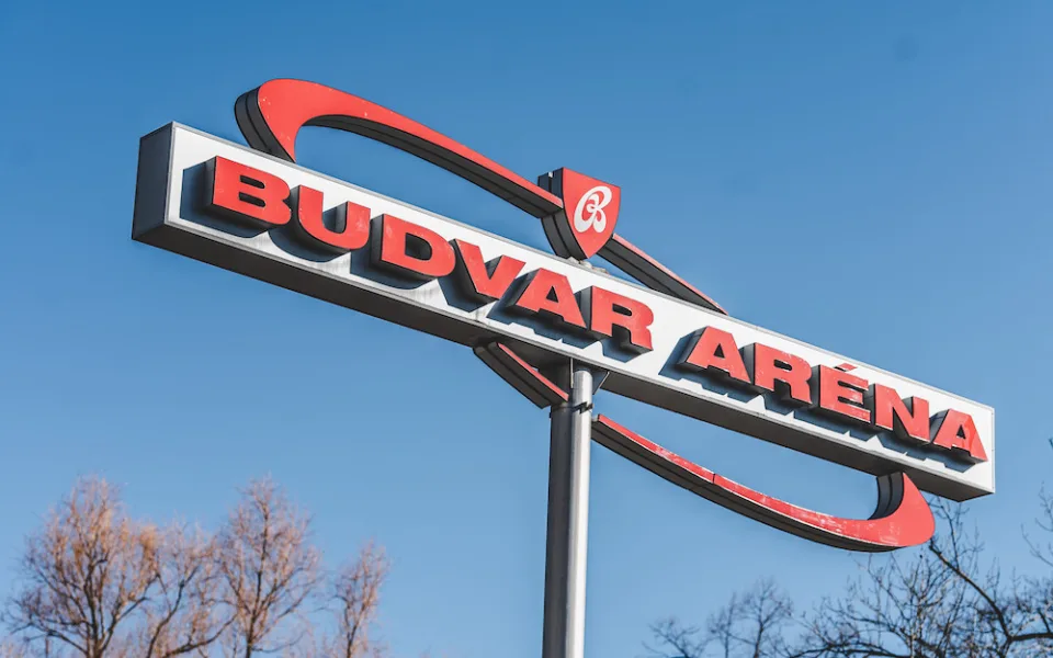 Na zimáku se bude točit oficiální pivo extraligy, Budvar si lidé dají před stadionem