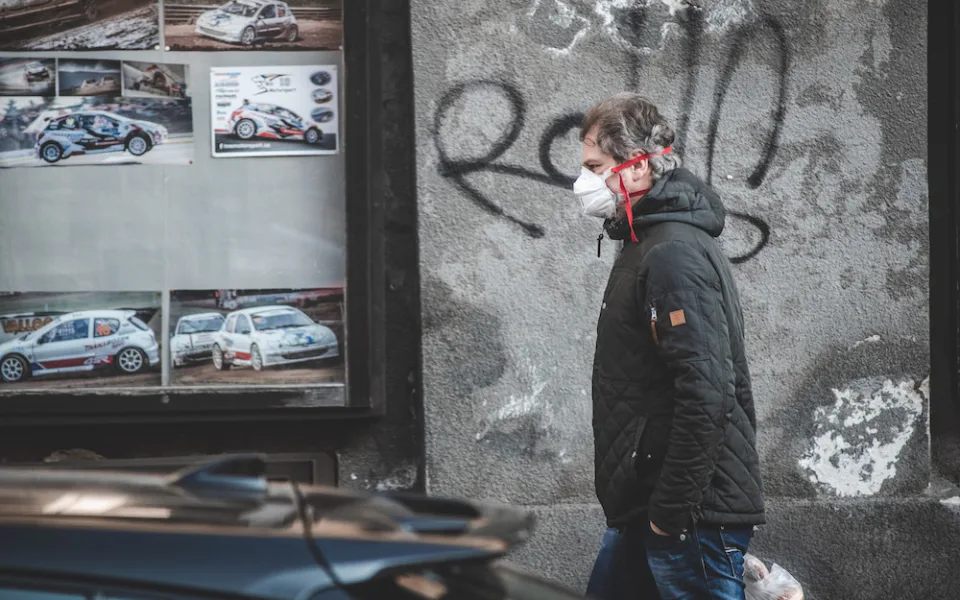 Vláda opět zavádí roušky na hromadných akcích, omezí také jejich kapacitu