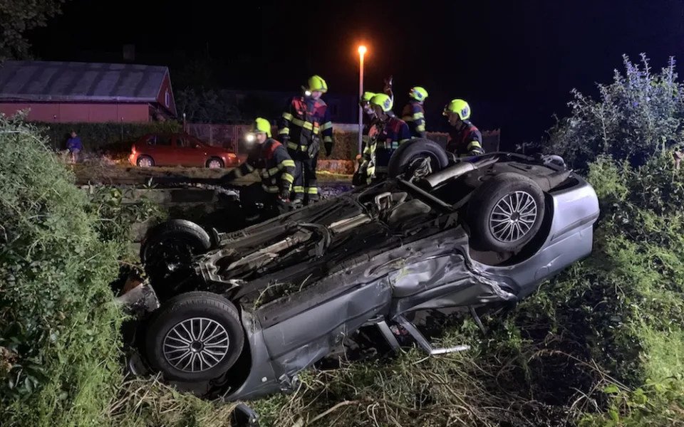 VIDEO: Při noční srážce vlaku s osobákem se vážně zranila žena, do nemocnice ji transportoval vrtulník