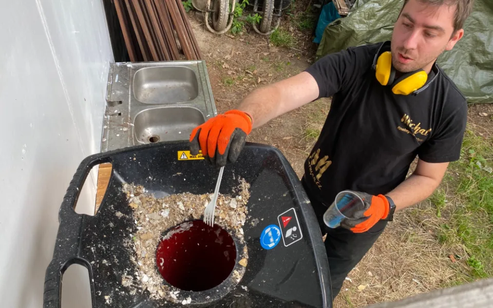 Použitý plast bistro na Lipně kompostuje. Vzniklým materiálem pak hnojí rostliny