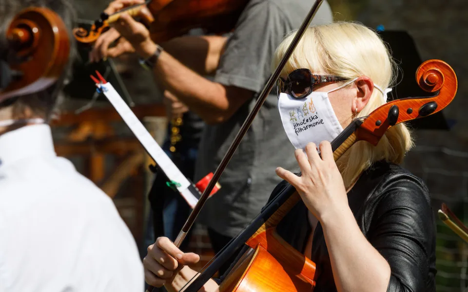 Jihočeská filharmonie se představí v Českém Krumlově. Nabídne Ondřeje Rumla nebo Ivu Bittovou