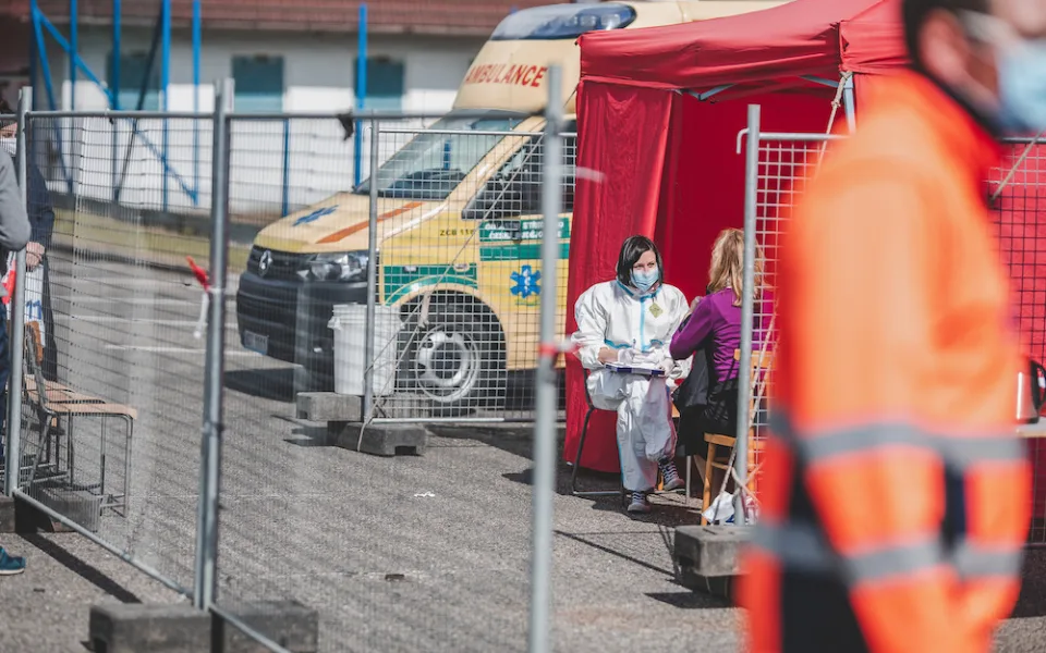 V prachatické firmě začalo testování tří stovek zaměstnanců