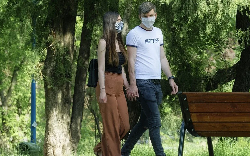 Na jih Čech a Vysočinu se od dneška vrátilo nošení roušek