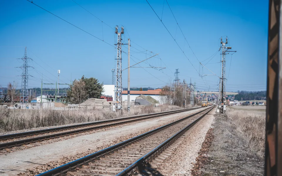 Další vlaková nehoda. U Loučovic se srazil vlak s dodávkou