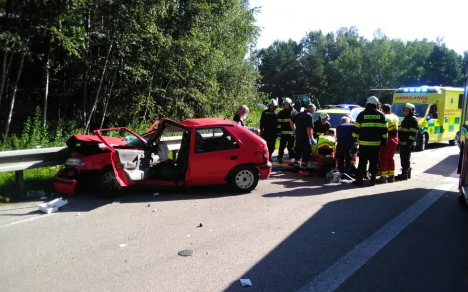 Nehoda dvou aut na několik hodin uzavřela silnici, zraněnou spolujezdkyni z osobáku museli hasiči vystříhat