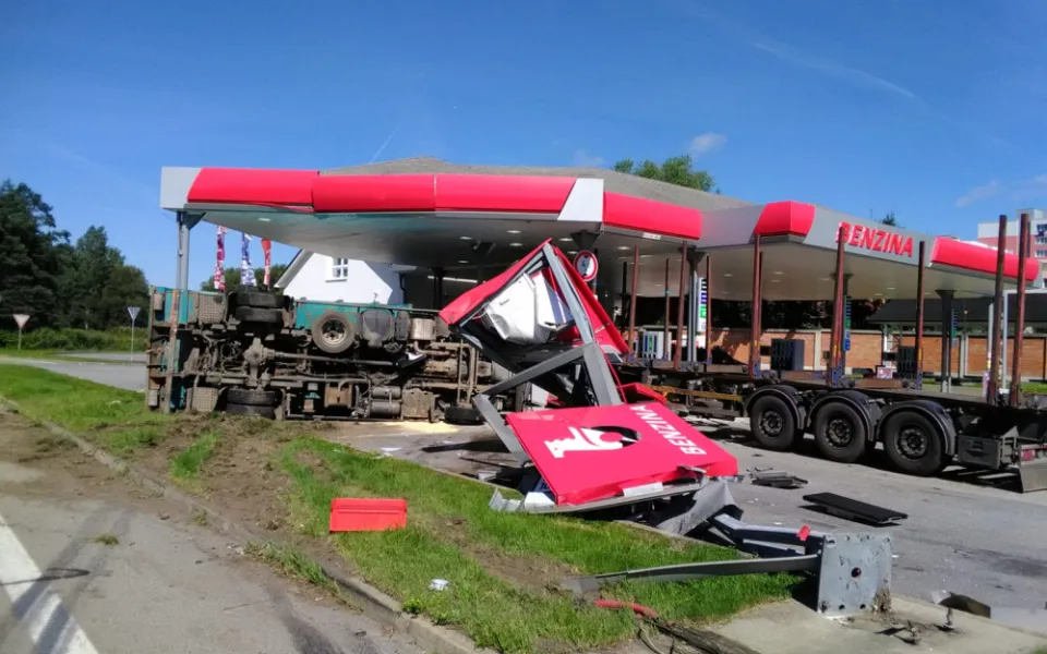 VIDEO: Hrozivě vypadající nehoda náklaďáků na Jindřichohradecku. Auta zbořila benzínku