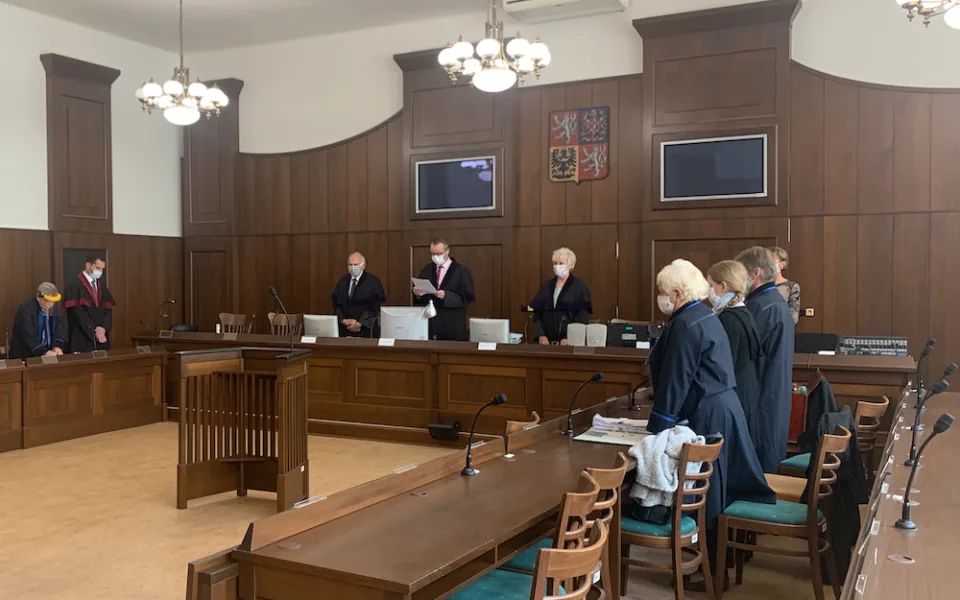 Soud snížil trest ženě, která v Budějcích vyhodila batole z okna