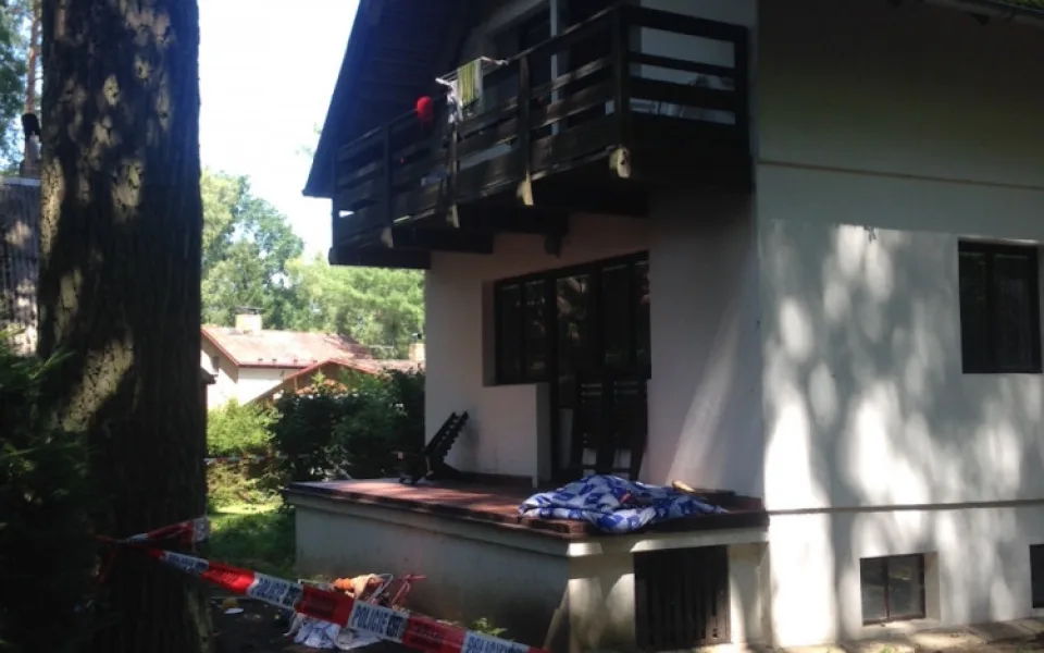 Policista použil služební zbraň proti agresivnímu pachateli, muž na místě zemřel