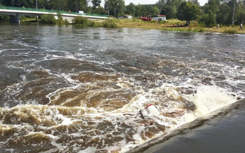 Na Lužnici u Dráchova se převrátila kánoi se dvěma muži. Jeden zůstal pod jezem