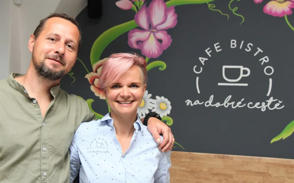 Moc dobré dortíky a silná sicilská káva. Café – bistro na dobré cestě v Hluboké nad Vltavou si lidé okamžitě zamilovali