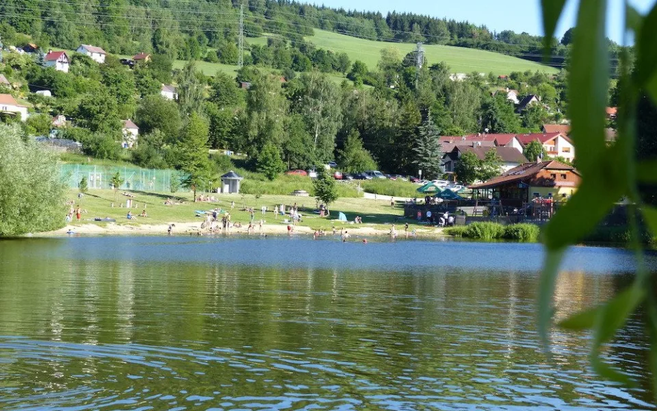 Sezóna Hornobránského rybníku předčasně skončila, testy potvrdily sinice i nebezpečného parazita. Krumlov už přistoupil k opatřením