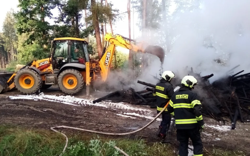 U Hosína hoří od noci les, zásah komplikuje složitý terén