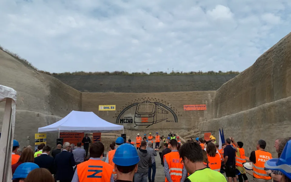 VIDEO: Správa železnic začala budovat druhý tunel na trati Sudoměřice – Votice. Po kompletním dokončení bude cesta do Prahy trvat hodinu a půl